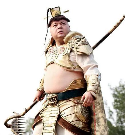 谢宁|知名影星出行却坐前座，体型太大差点塞不下！呼吁群众用国产手机