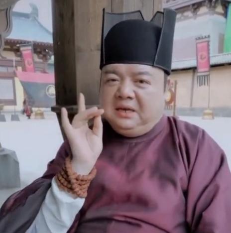 谢宁|知名影星出行却坐前座，体型太大差点塞不下！呼吁群众用国产手机