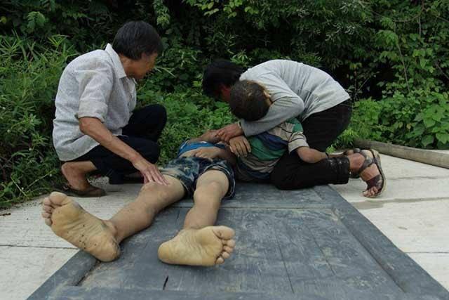 妈妈我错了妈妈却再也回不来男孩溺水被救后痛哭