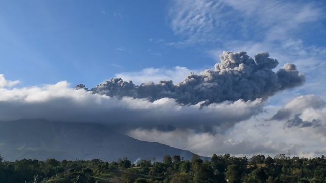 蘇門答臘島的火山活動持續了一年多,這是自週六以來的第二次噴發.