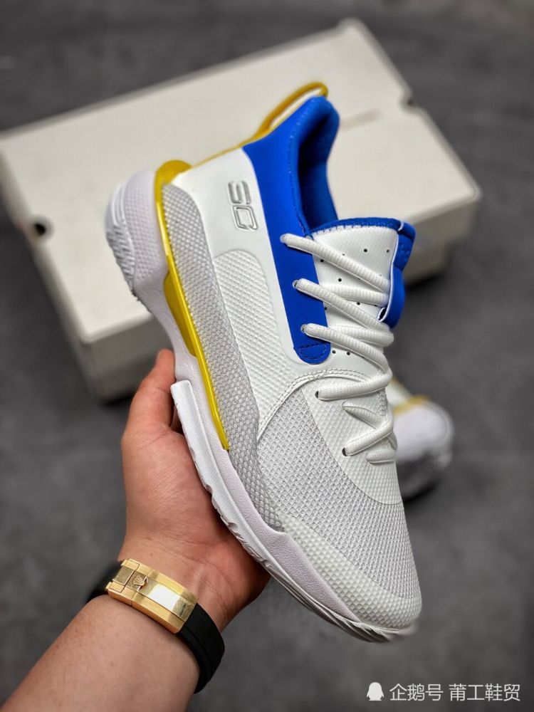 金州拉文专属战靴落地不震脚全新curry7白蓝配色篮球鞋开箱