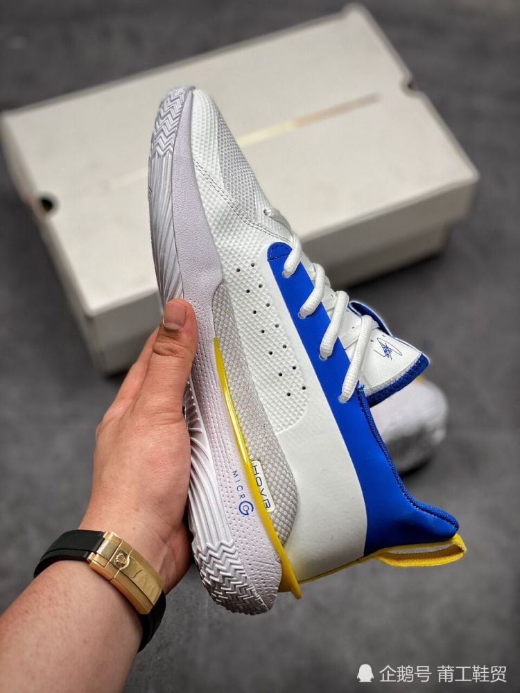 金州拉文专属战靴落地不震脚全新curry7白蓝配色篮球鞋开箱