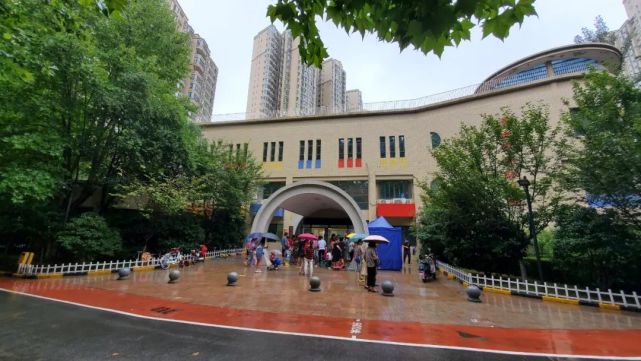 华清学府城:1公里内解决生活,现在出行却不易?