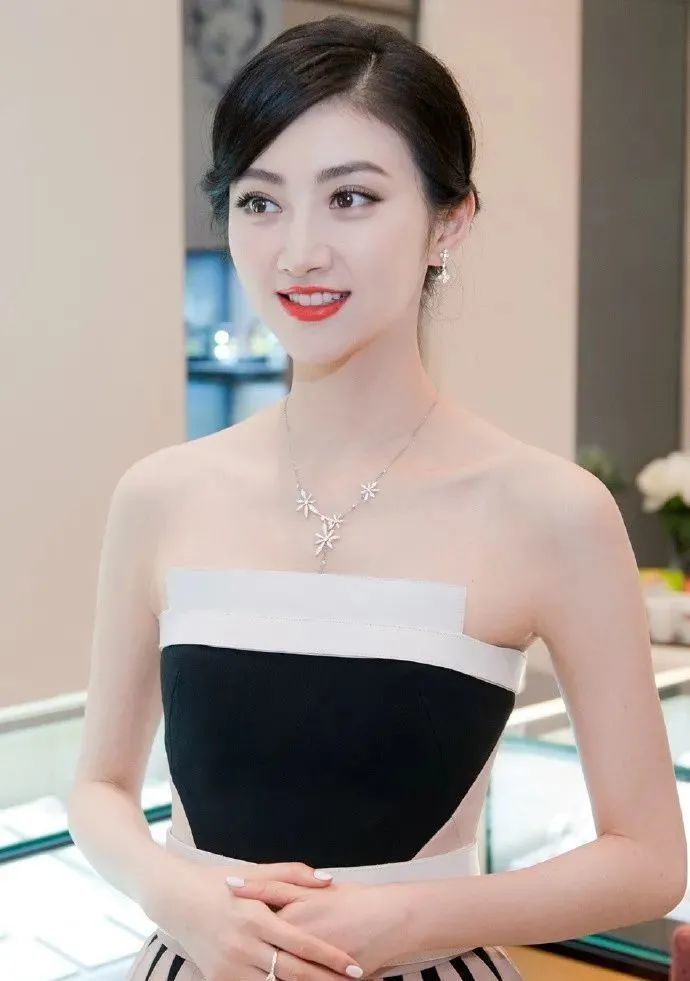 整容|她居然公开了自己整容的黑历史？