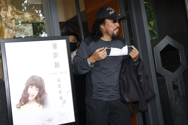 已故艺人罗霈颖设灵音容宛在综艺大哥张菲双手合十家属哭红眼