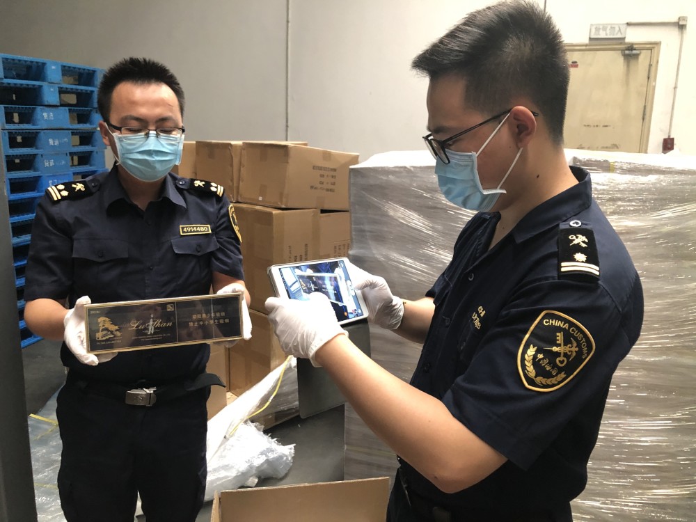 货运包机中夹藏香烟2948条 长沙机场口岸查获今年来最大宗香烟违规夹