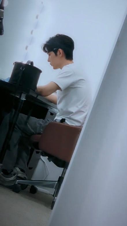 肖战|厉害！工作室晒肖战仅1小时，粉丝冒雨连夜打卡，全身穿着被扒袜子也不放过