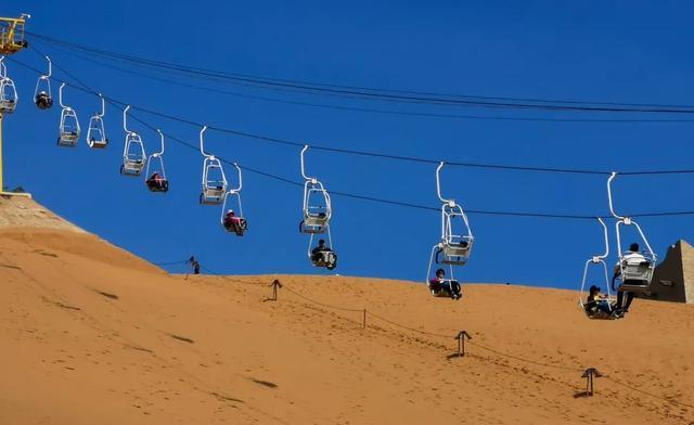 沙坡头有很多玩乐项目,包含了黄河区和沙漠区.