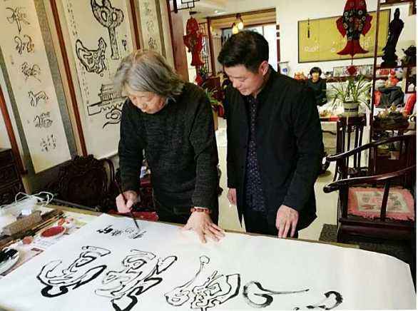 书法|高手在民间，山东农民独创书法字体，年入几十万，把儿子送去留学