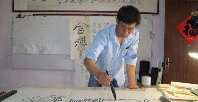 书法|高手在民间，山东农民独创书法字体，年入几十万，把儿子送去留学