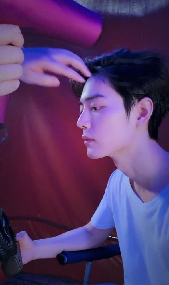 肖战|顶流肖战久违营业，已有2个月没露面，略显消瘦的他颜值仍在线