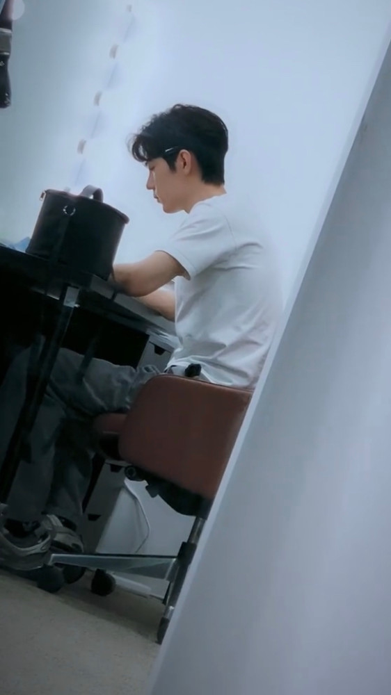 肖战|顶流肖战久违营业，已有2个月没露面，略显消瘦的他颜值仍在线