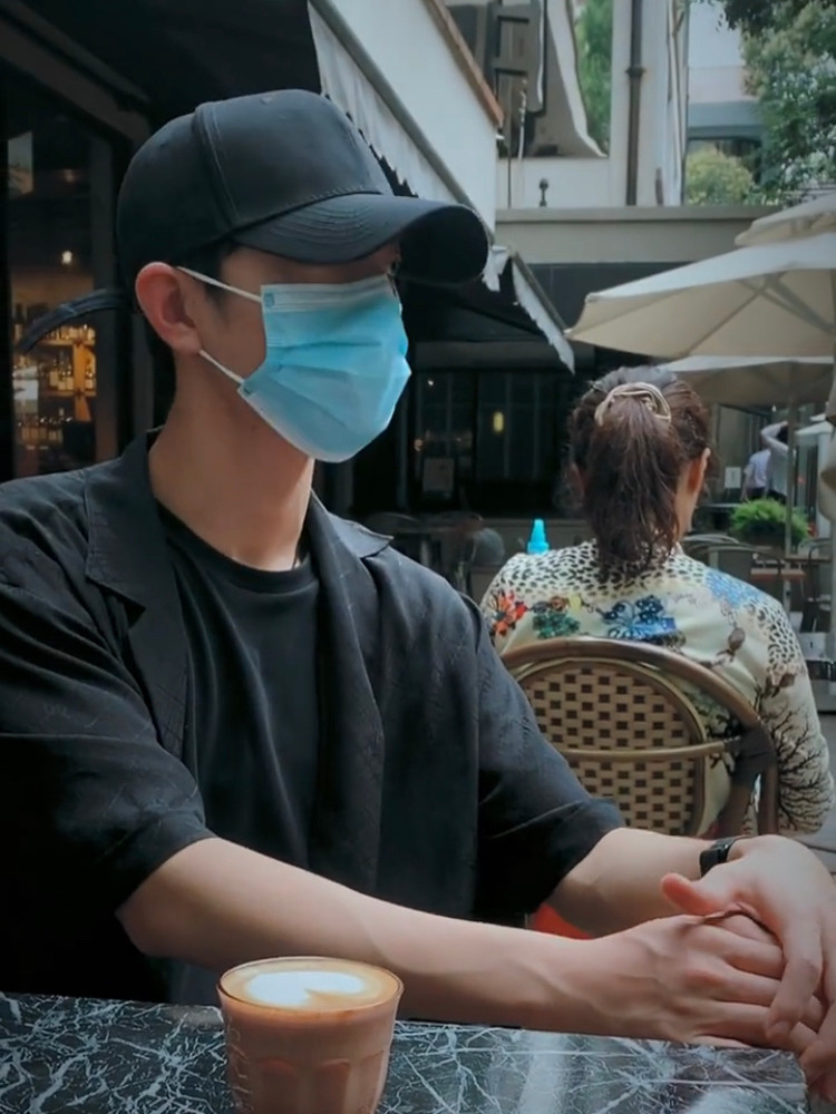 肖战|顶流肖战久违营业，已有2个月没露面，略显消瘦的他颜值仍在线