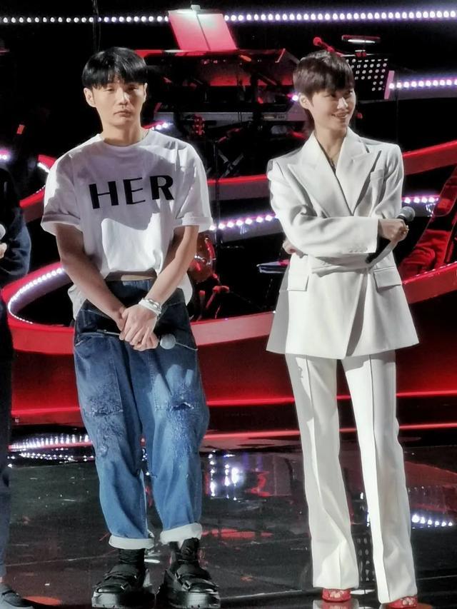 中国好声音|《中国好声音》导师集结，谢霆锋再度合作李宇春，带来吉他表诚意