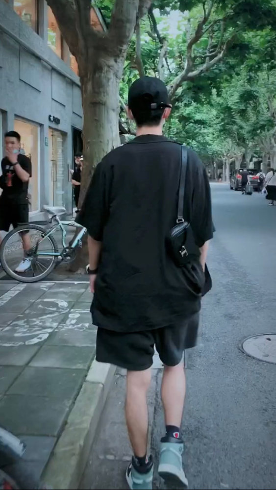 肖战|顶流肖战久违营业，已有2个月没露面，略显消瘦的他颜值仍在线