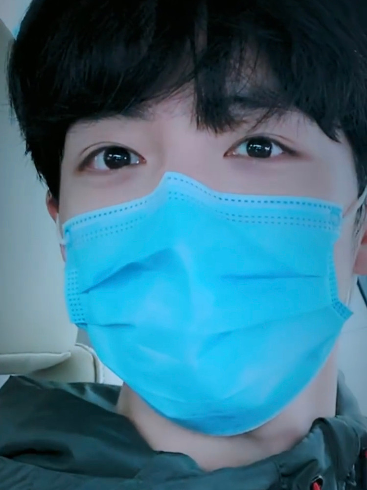 肖战|顶流肖战久违营业，已有2个月没露面，略显消瘦的他颜值仍在线