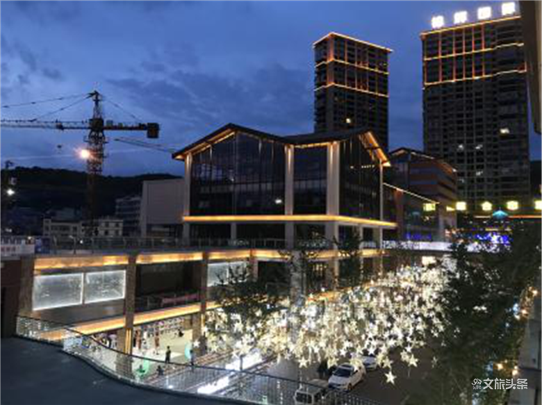 晚上7点,夜幕降临,泸西锦辉广场网红街,车流不息,人潮涌动.
