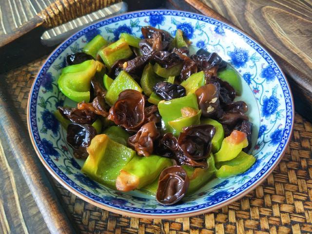 青椒炒木耳原来这么好吃!按照大厨的做法,清脆爽口真是香