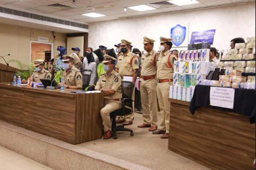 印度_社会|印度一伙盗贼抢走地产商数百万钱，警方从贼窝追回一百多万现金