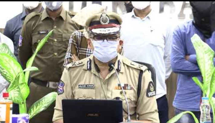 印度_社会|印度一伙盗贼抢走地产商数百万钱，警方从贼窝追回一百多万现金