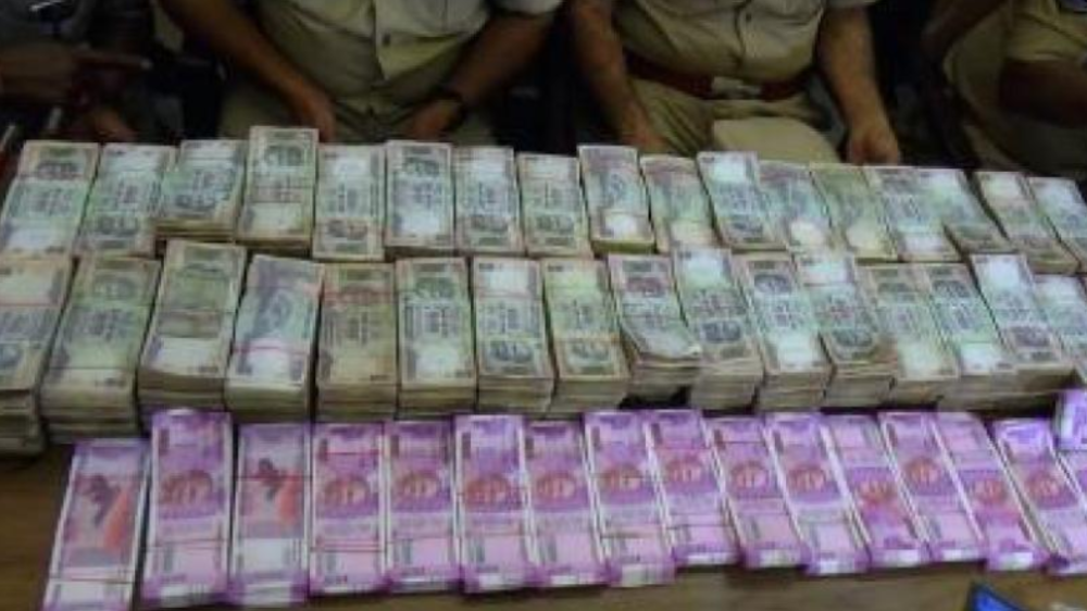 印度_社会|印度一伙盗贼抢走地产商数百万钱，警方从贼窝追回一百多万现金