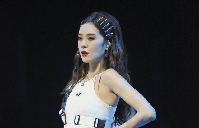 沈梦辰|沈梦辰没签杜华，大可放心！曝李斯丹妮怕虫怕黑怕被吓，郁可唯离不开保温杯