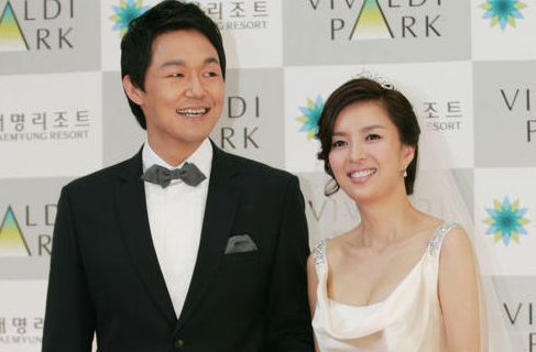 朴成雄和妻子申恩晶也是韩国娱乐圈内有名的同僚夫妇,两人在十几年前