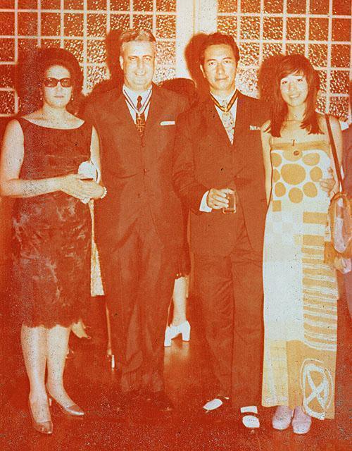 1975年,28岁的何超英被何鸿燊安排嫁给了萧明的儿子萧百成,何超英无法