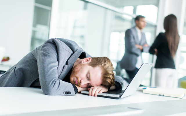 人过四十,哪怕前途灰暗,也别被动做三个职业,不值得