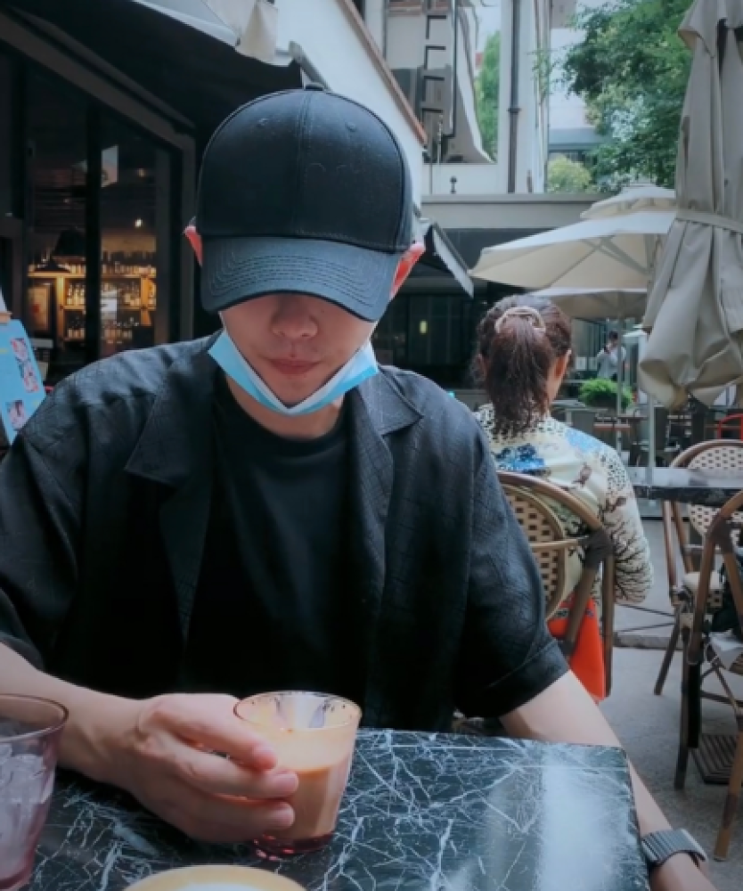 肖战|肖战突然更新动态，穿衣风格大变，和王一博越来越像