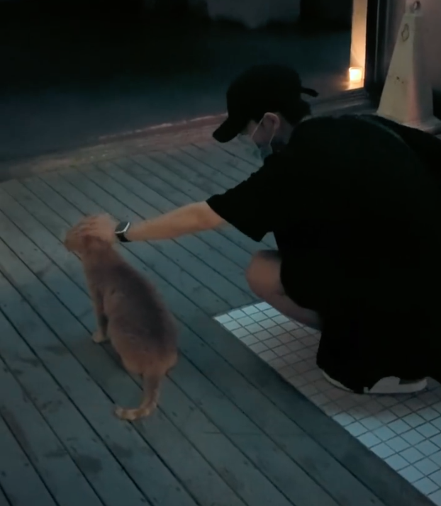 肖战|肖战突然更新动态，穿衣风格大变，和王一博越来越像