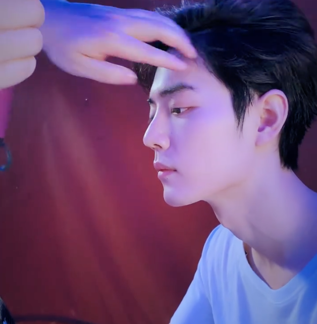 肖战|肖战突然更新动态，穿衣风格大变，和王一博越来越像