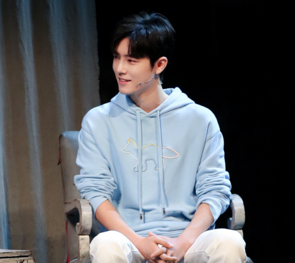 肖战|肖战突然更新动态，穿衣风格大变，和王一博越来越像