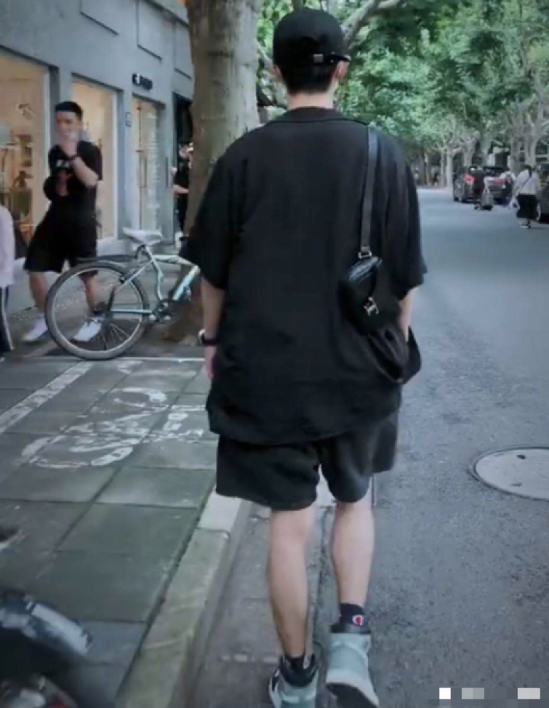 肖战|肖战突然更新动态，穿衣风格大变，和王一博越来越像