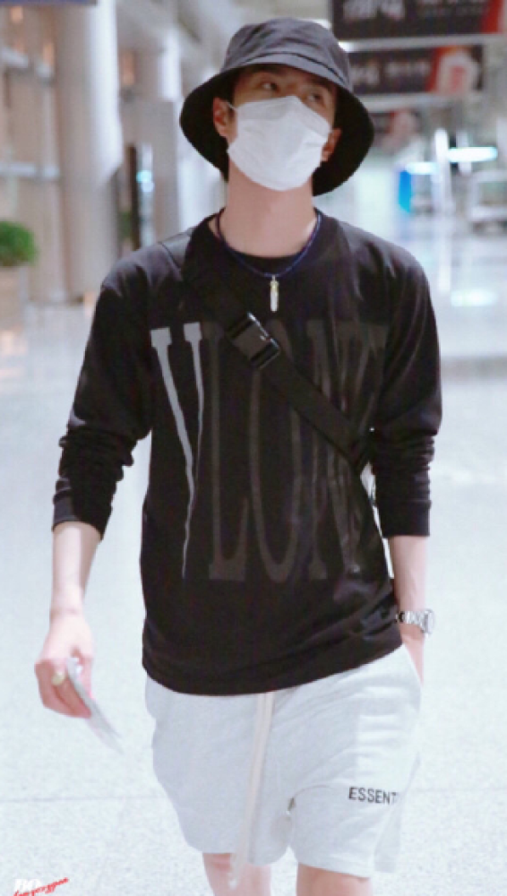 肖战|肖战突然更新动态，穿衣风格大变，和王一博越来越像