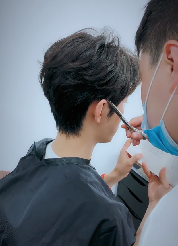 肖战|肖战突然更新动态，穿衣风格大变，和王一博越来越像