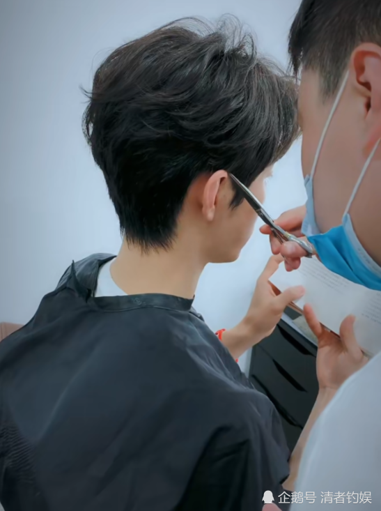 肖战|肖战工作室晒出肖战日常视频，大批帅照来袭，还是那个清爽少年！