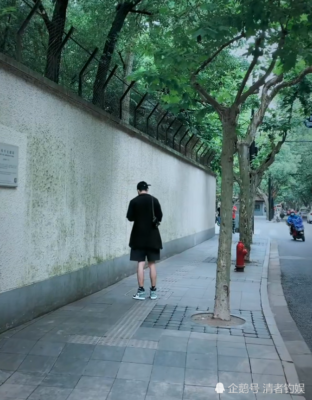 肖战|肖战工作室晒出肖战日常视频，大批帅照来袭，还是那个清爽少年！