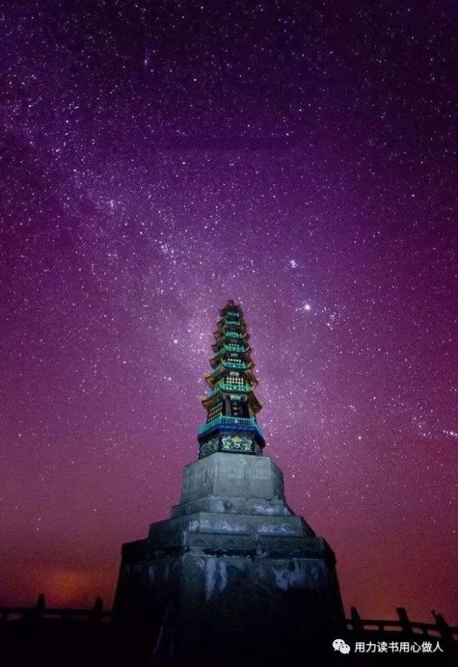 恐驚天上人.不敢高聲語,手可摘星辰.危樓高百尺,[唐]李白夜宿山寺