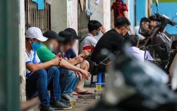越南_社会|越南疫情蔓延，河内市民无视防疫禁令，不戴口罩聚集在一起喝冰茶