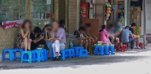 越南_社会|越南疫情蔓延，河内市民无视防疫禁令，不戴口罩聚集在一起喝冰茶