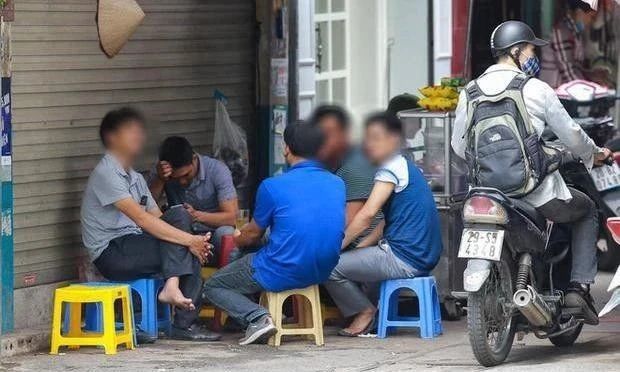 越南_社会|越南疫情蔓延，河内市民无视防疫禁令，不戴口罩聚集在一起喝冰茶