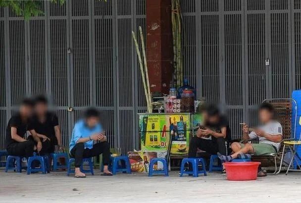 越南_社会|越南疫情蔓延，河内市民无视防疫禁令，不戴口罩聚集在一起喝冰茶
