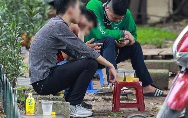 越南_社会|越南疫情蔓延，河内市民无视防疫禁令，不戴口罩聚集在一起喝冰茶