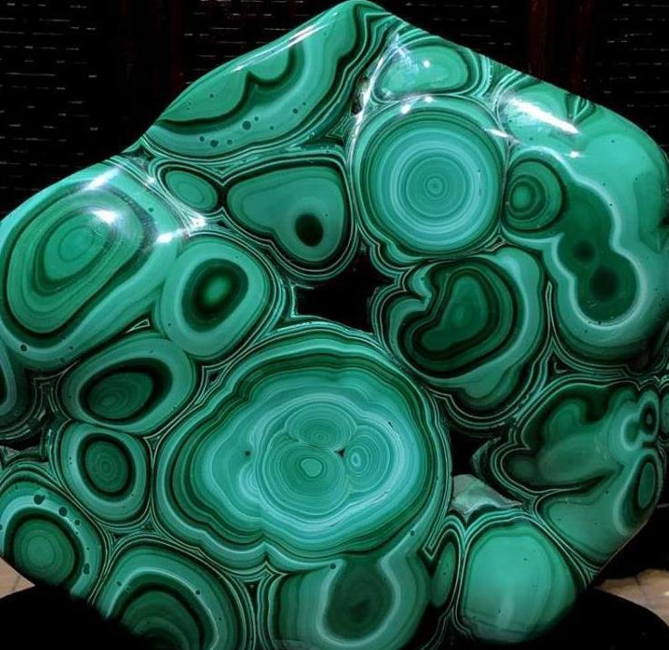 孔雀石|色彩浓绿翠绿，花纹独一无二的孔雀石