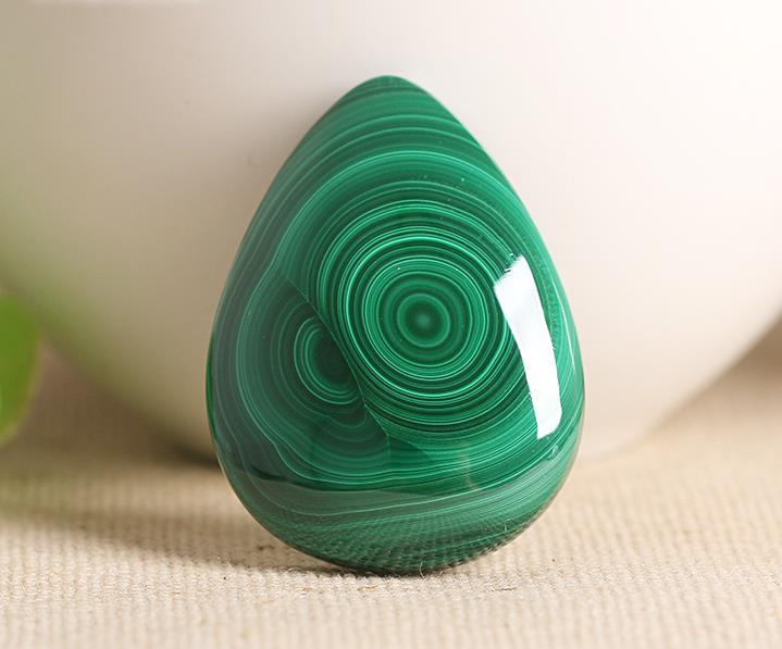 孔雀石|色彩浓绿翠绿，花纹独一无二的孔雀石