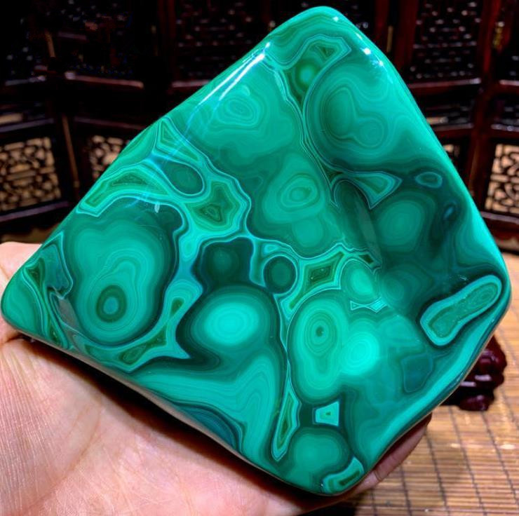 孔雀石|色彩浓绿翠绿，花纹独一无二的孔雀石