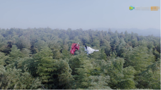且听凤鸣|《且听凤鸣》首播，杨超越演技自然扮相灵气，剧情不拖沓特效逼真