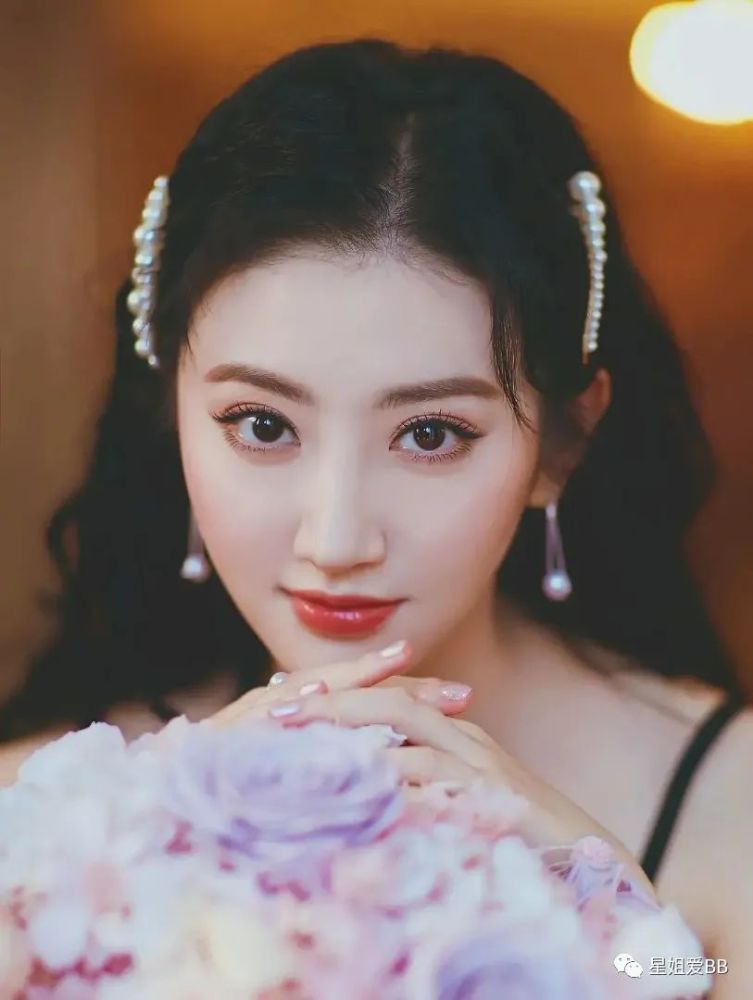 整容|她居然公开了自己整容的黑历史？