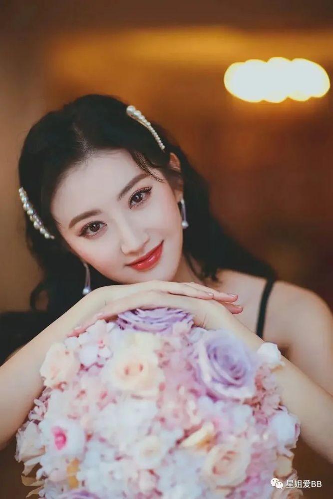 整容|她居然公开了自己整容的黑历史？